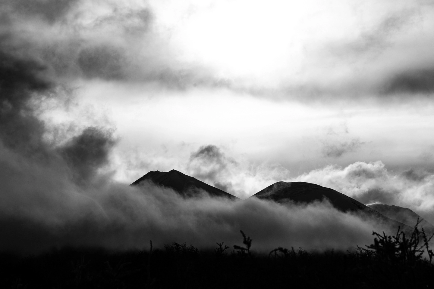 Pico nevado con niebla